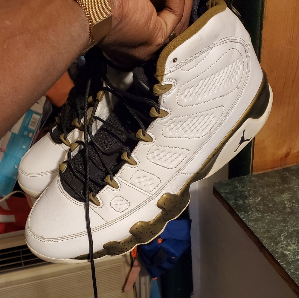 Retro 9 statues